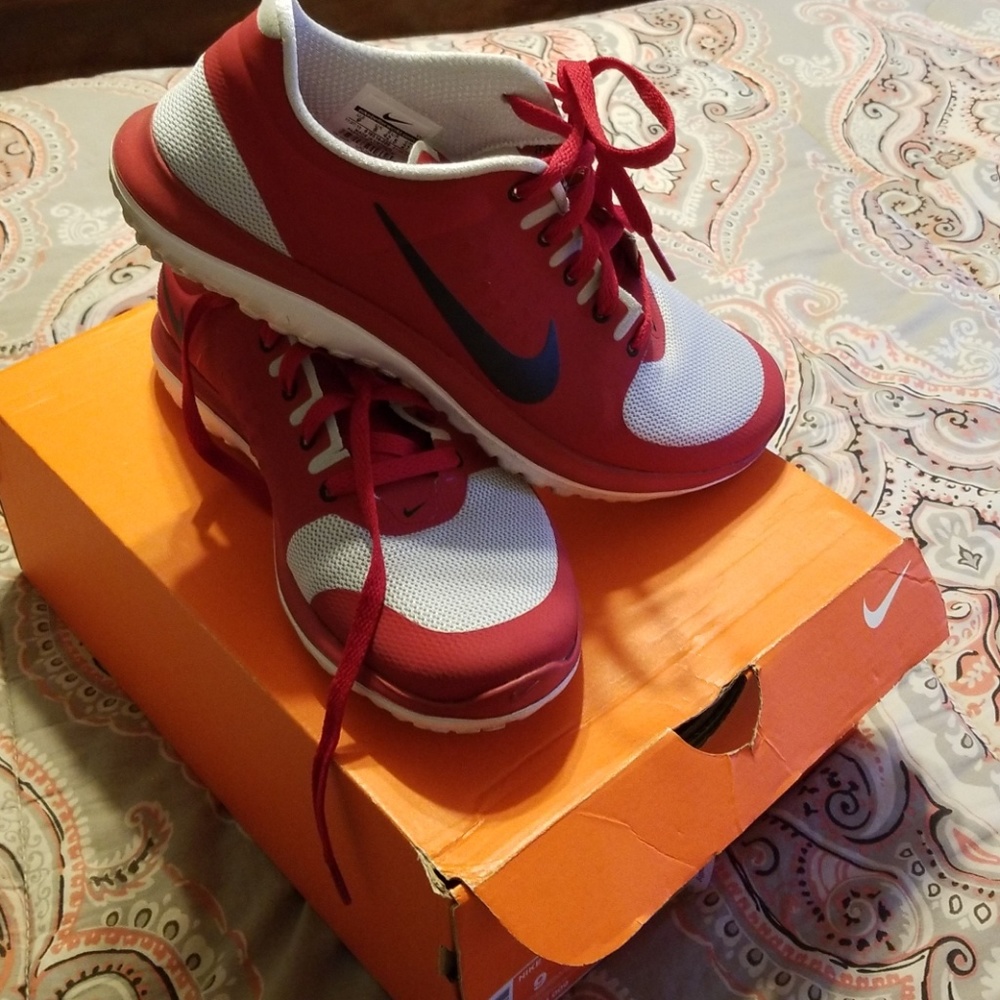 Tennis shoes